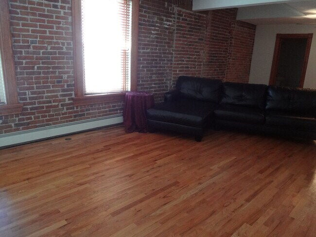 Foto del edificio - Spacious 2-Story 1-Bedroom/1.5-Bathroom Lo...