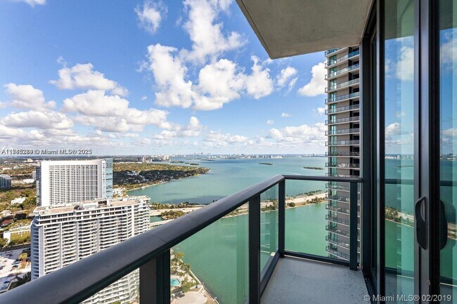 Foto del edificio - 650 NE 32nd St