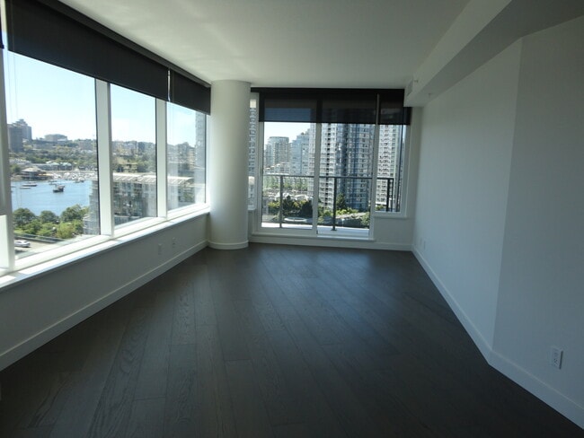 Building Photo - 68 Smithe St