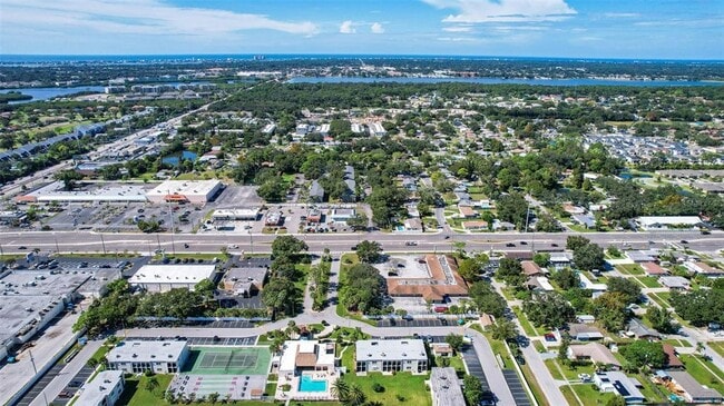 Foto del edificio - 7701 Starkey Rd