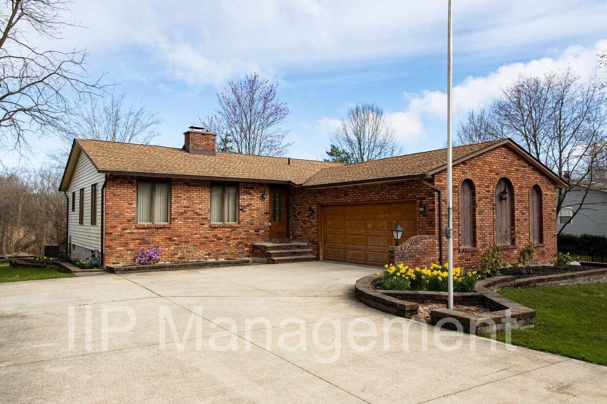 Foto principal - Spacious Unique 3BD/2BA in Concord Twp.- L...