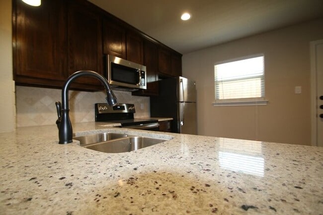 Building Photo - SENSATIONAL 3/2/ Duplex Home in AZLE ISD~ ...