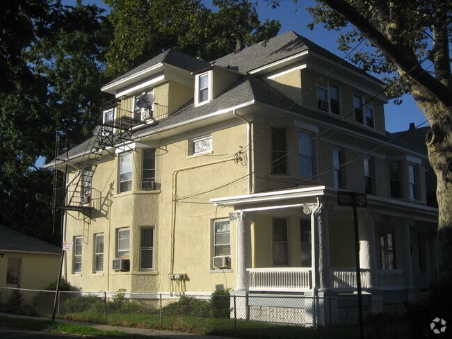 Building Photo - 31 Norwood Ave