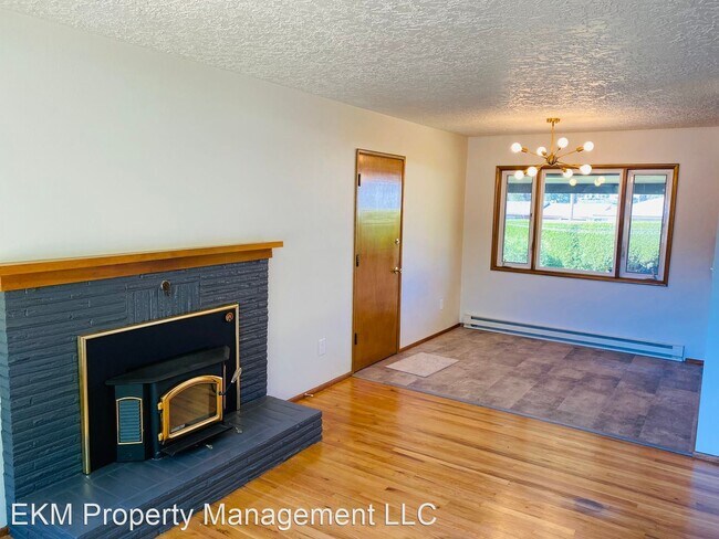 Building Photo - 3 br, 1 bath House - 2855 E, 1st Avenue