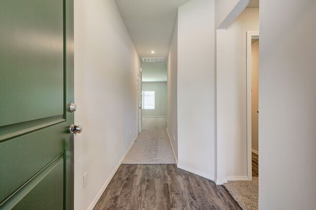 Foto del edificio - Charming New build!