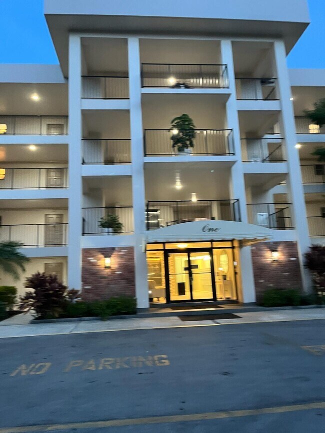 Foto del edificio - 2800 N Palm Aire Dr