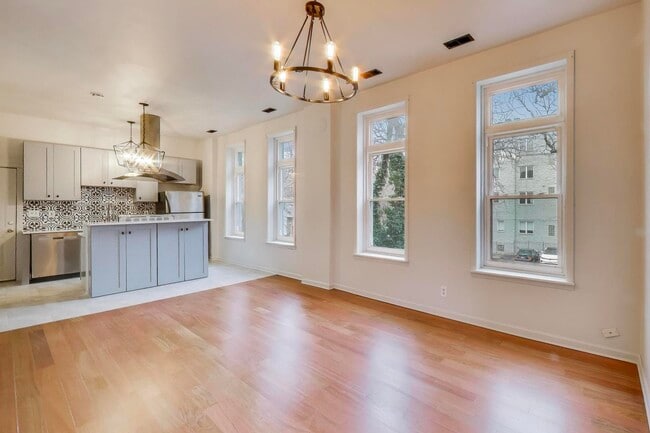 Building Photo - 600 N May St