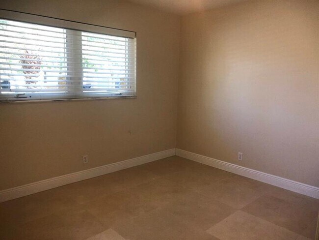 Building Photo - 633 Solar Isle Dr