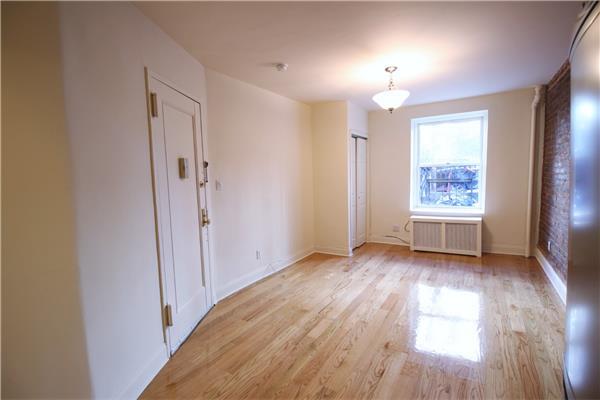 Building Photo - 335 W 85th St