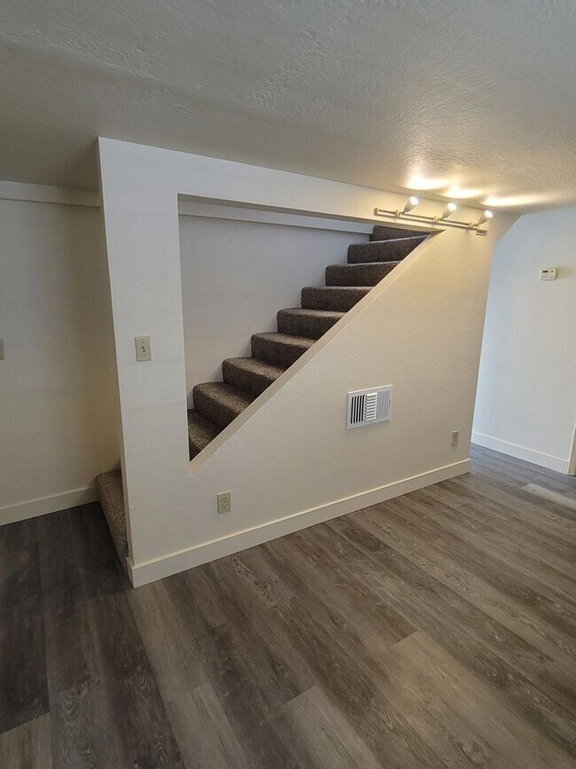 Building Photo - Quiet 1Br 1Bath in the Carmichael area