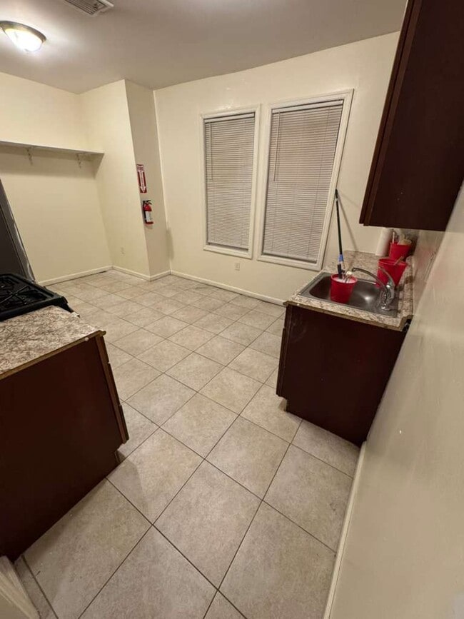 Building Photo - 209 21st St