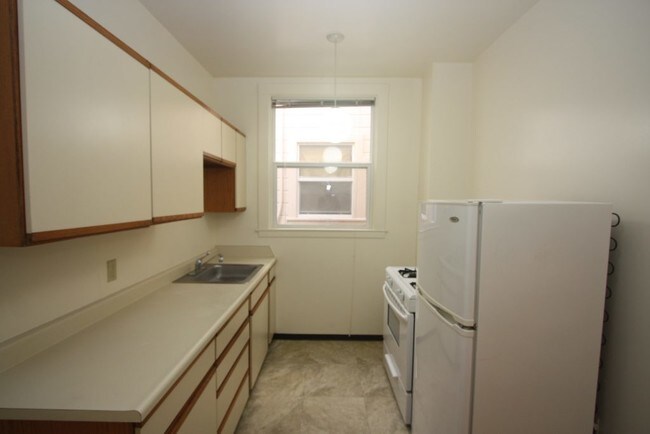 Building Photo - Bright Studio Apt in Prime Location