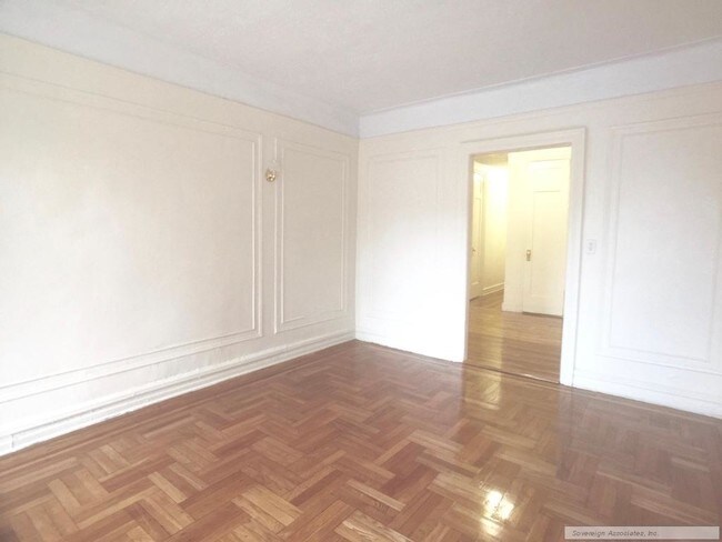 Building Photo - 135 W 238th St