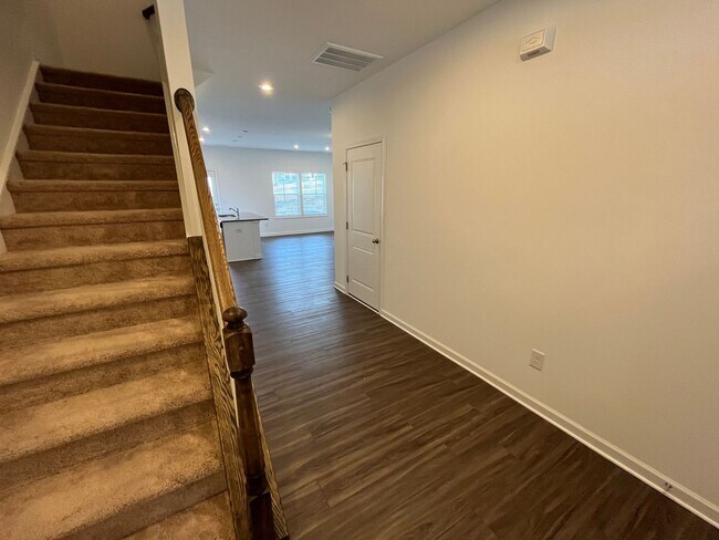 Foto del edificio - **OFFERING RENT PROMOTION FOR FIRST 6 MONTHS & REFUNDABLE APPLICATION FEES** Stunning 3BD, 2.5BA ...