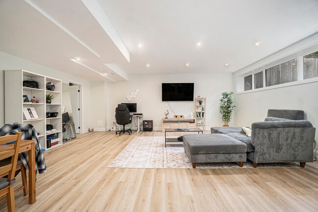 Building Photo - 411 Leighton Ter