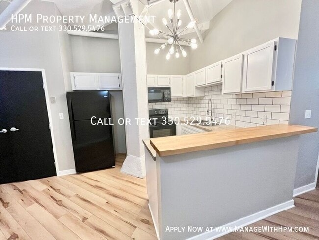 Building Photo - 1133 W 9th St