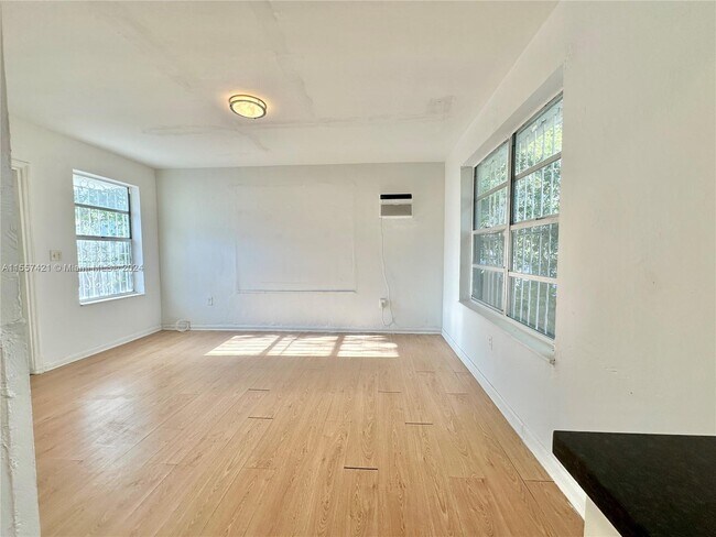 Foto del edificio - 7655 NW 3rd Ave