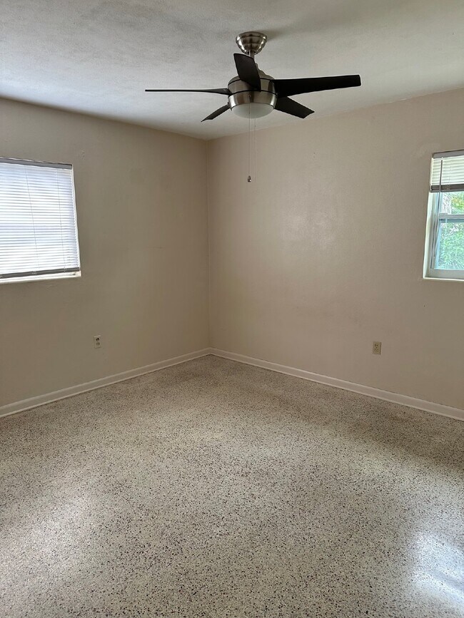 Foto del edificio - 3-bedroom 1-bathroom 2 car garage home for rent!