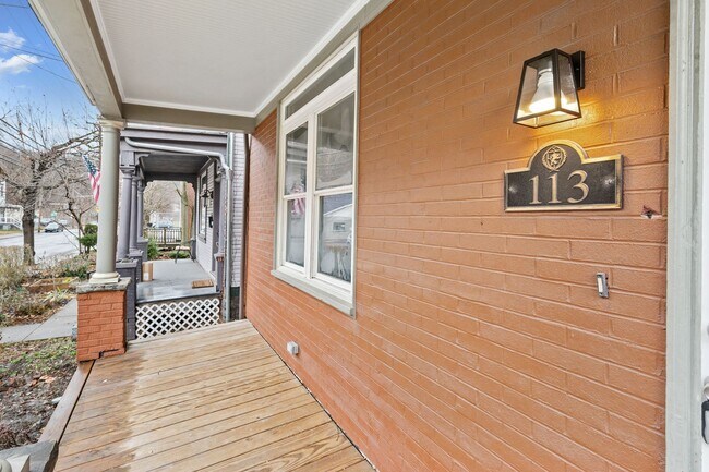 Foto del edificio - Beautiful Fully Renovated 4 Bedroom Home I...