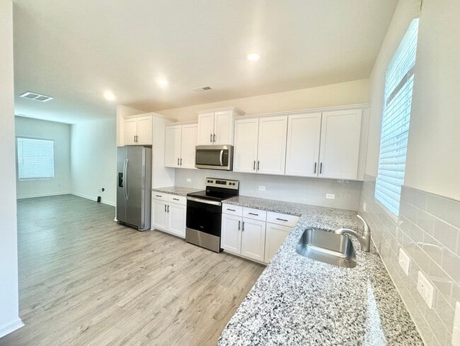 Building Photo - Three bedroom 2.5 bath townhome