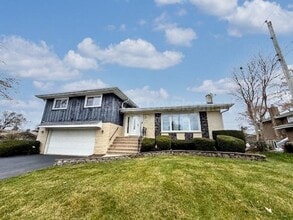 Building Photo - 609 Pinecroft Dr