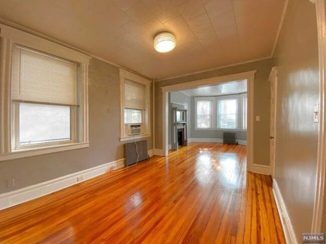 Building Photo - 22 Kossuth St