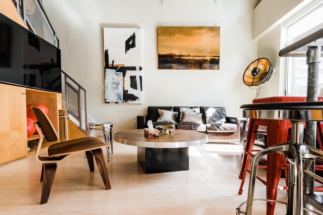 Building Photo - 800 King St W