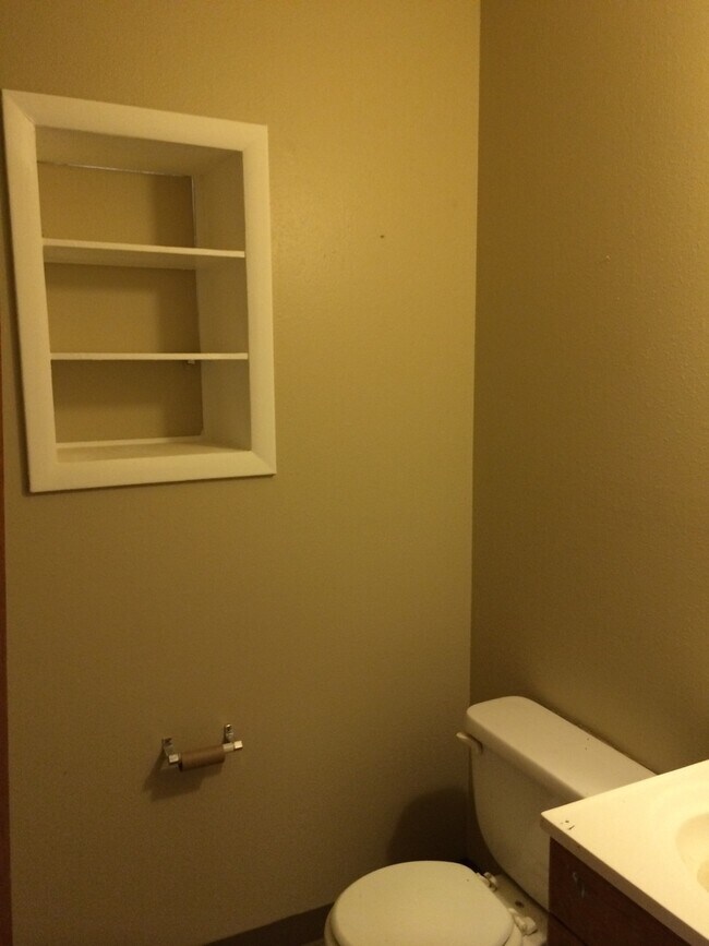 Building Photo - 817 Sequoia Dr