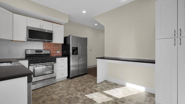 Kitchen (w/ breakfast bar) - 432 Stoddart Ave