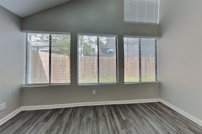 Foto del edificio - 8607 Pines Pl Dr