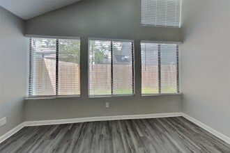 Building Photo - 8607 Pines Pl Dr