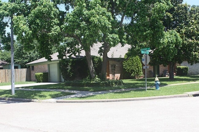 Foto del edificio - 5503 Lynngate Dr