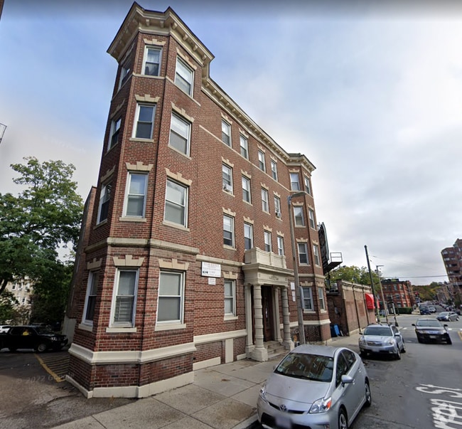 Building Photo - 126 Warren St