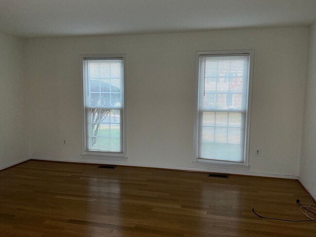 Foto del edificio - Very well maintained 4BR 2.5BA Colonial mo...