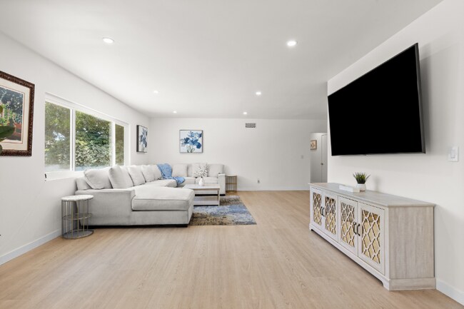 Foto del edificio - 9038 Whitaker Ave