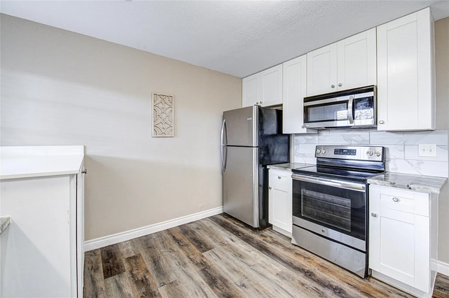 Building Photo - 2101 Fountain View Dr