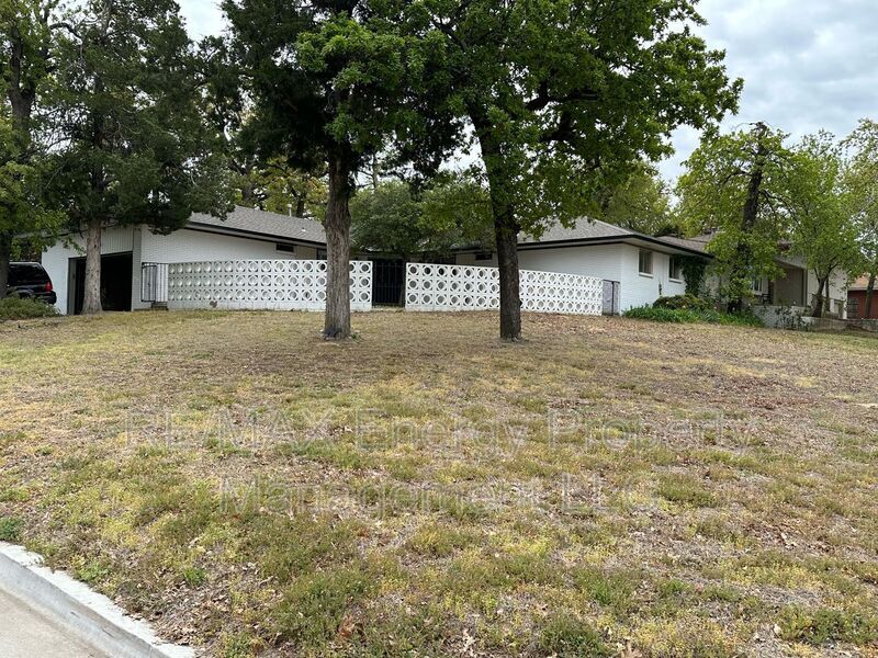 Primary Photo - 1616 N Markwell Ave