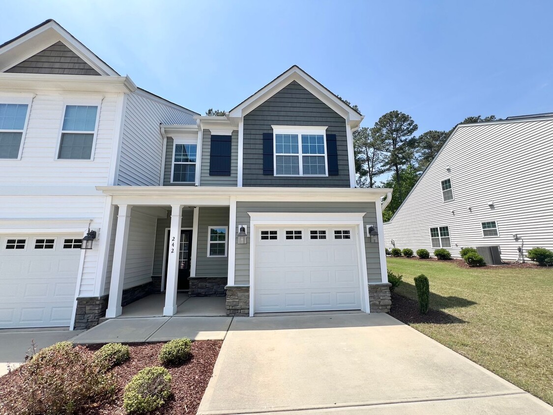 Foto principal - Stunning 3BD, 2.5BA Garner Townhouse with ...