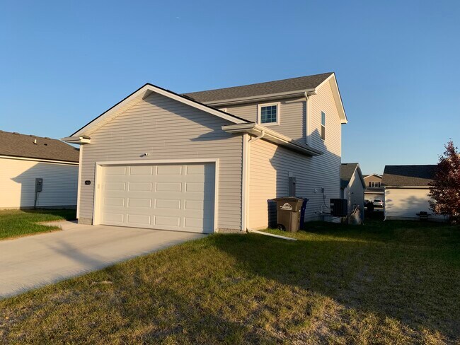 Building Photo - 2425 Whispering Ridge Dr