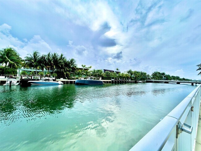 Foto del edificio - 9500 W Bay Harbor Dr