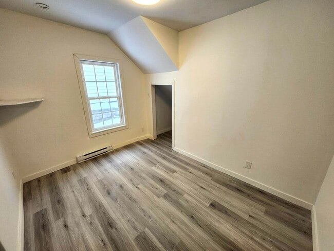 Building Photo - 9-9 Courtenay Ave