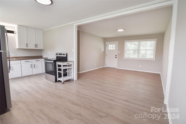Building Photo - 4706 Monmouth Dr