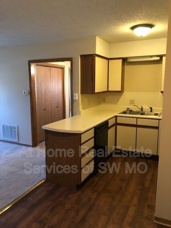 Building Photo - 2856 S Rogers Ave