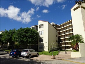 Building Photo - 2309 S Cypress Bend Dr