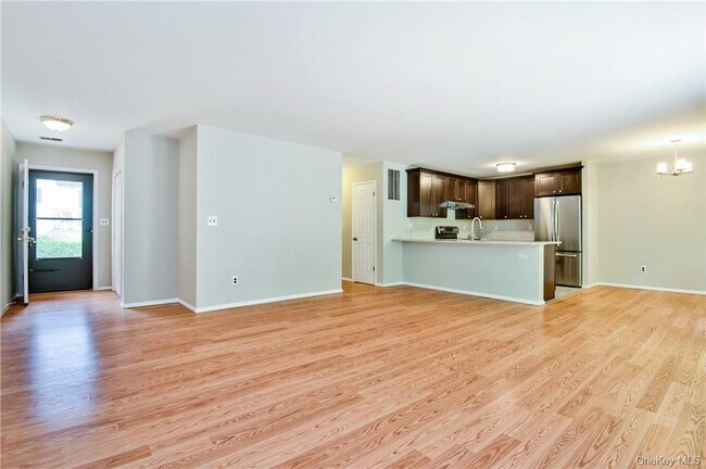 Foto del edificio - 96 Molly Pitcher Ln