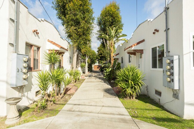Building Photo - 5742 Fountain Ave