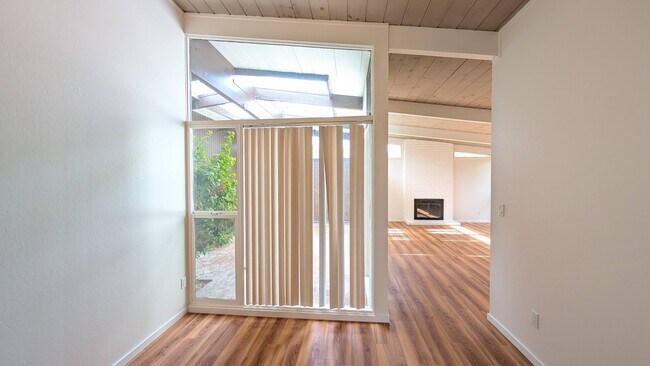 Foto del edificio - 1076 Oaktree Dr
