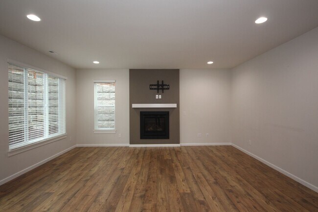 Building Photo - Gorgeous Maple Valley Home!