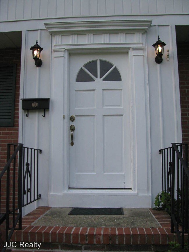 Building Photo - 4 br, 2.5 bath House - 11 Lois Lane