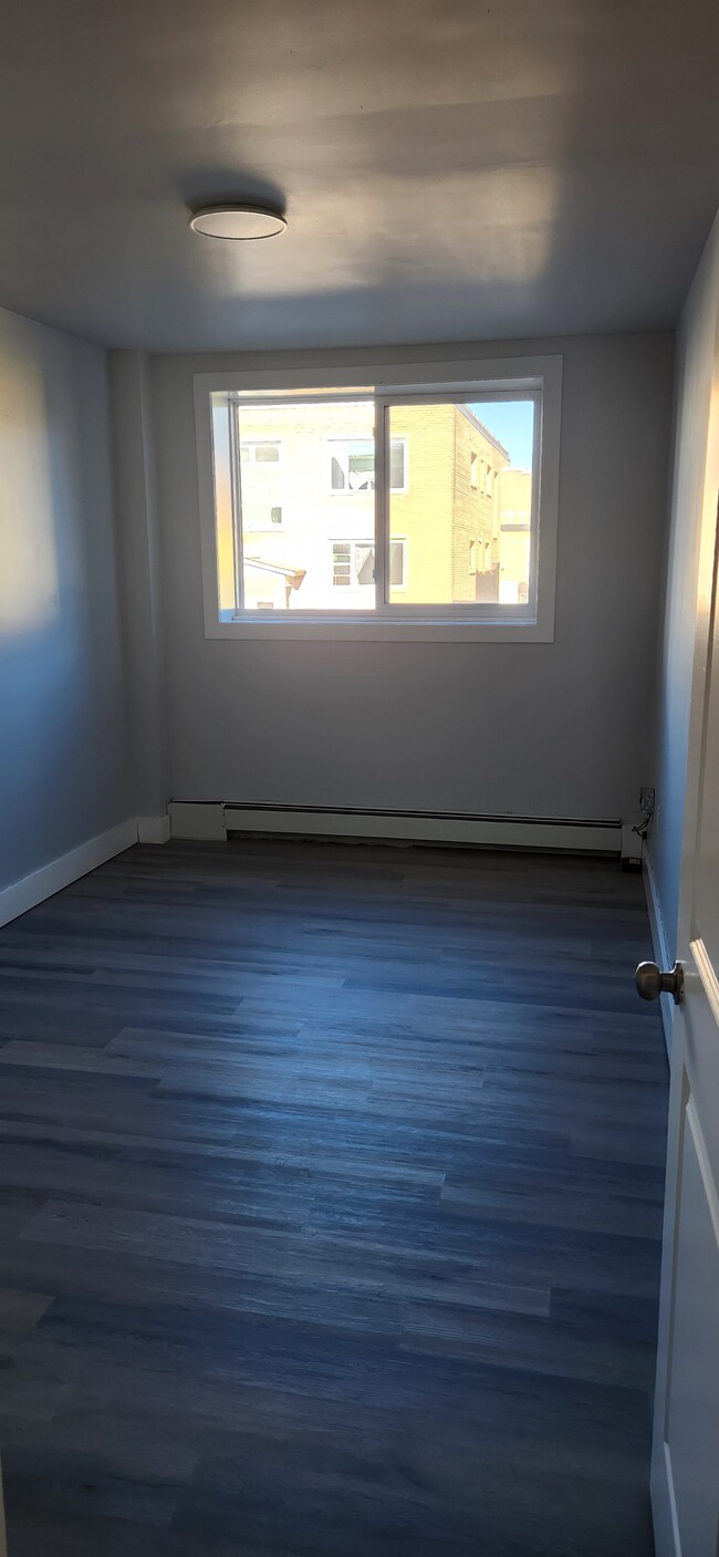 Building Photo - 570 Ellice Ave